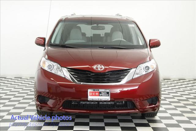 Toyota Sienna 2012 photo 3