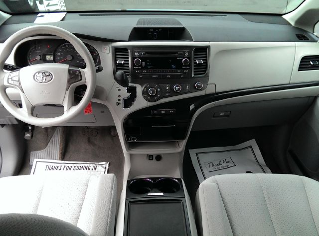 Toyota Sienna 2012 photo 1