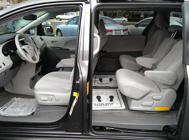Toyota Sienna 2012 photo 2