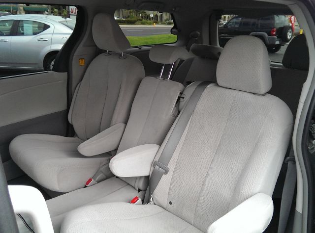 Toyota Sienna 2012 photo 3