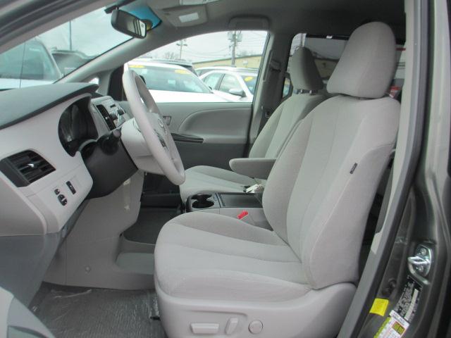 Toyota Sienna 2012 photo 1