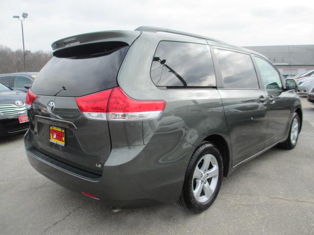 Toyota Sienna 2012 photo 3