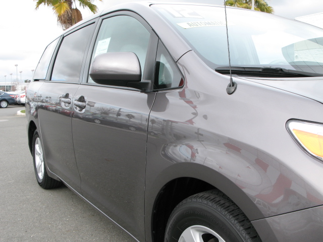 Toyota Sienna 2012 photo 1