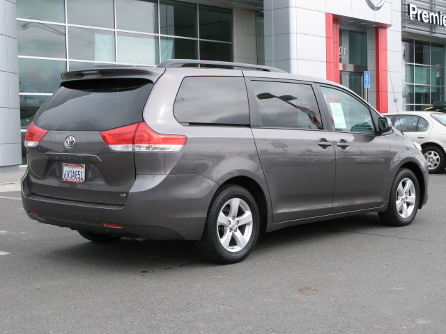 Toyota Sienna 2012 photo 2