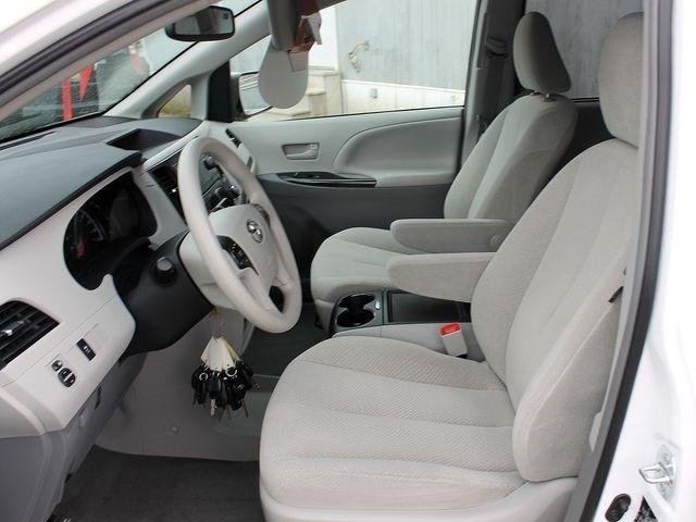 Toyota Sienna 2012 photo 1