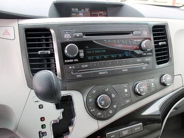 Toyota Sienna 2012 photo 3