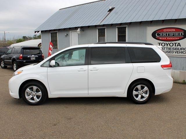Toyota Sienna 2012 photo 4