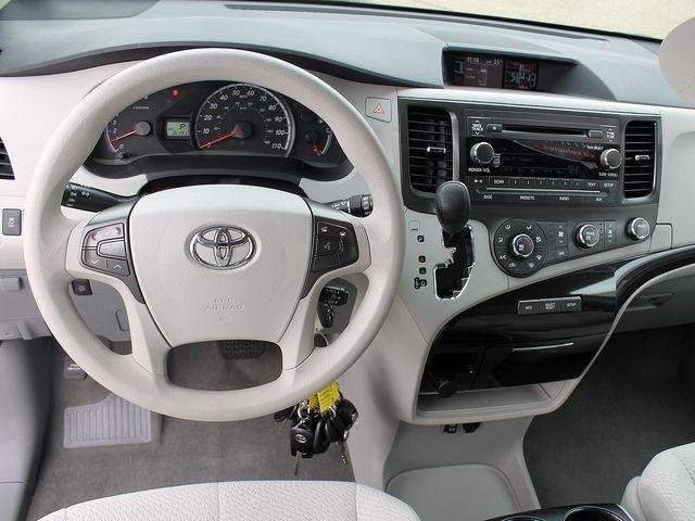 Toyota Sienna 2012 photo 5