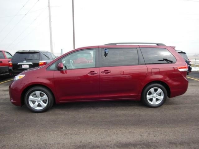 Toyota Sienna 2012 photo 1