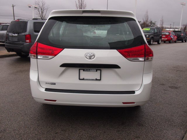 Toyota Sienna 2012 photo 1