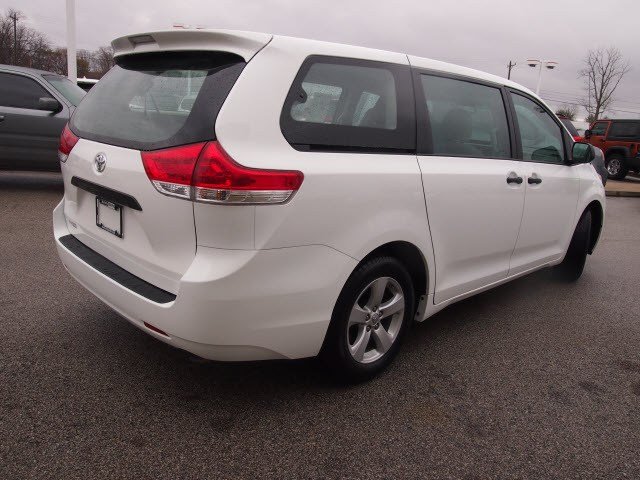 Toyota Sienna 2012 photo 2
