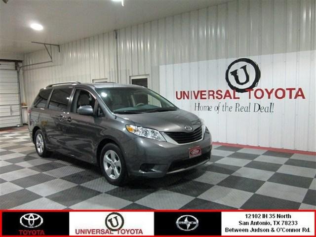 Toyota Sienna 2012 photo 1