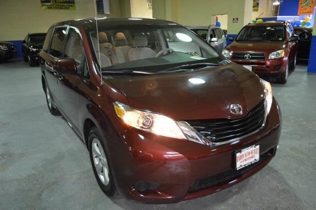 Toyota Sienna 2012 photo 2