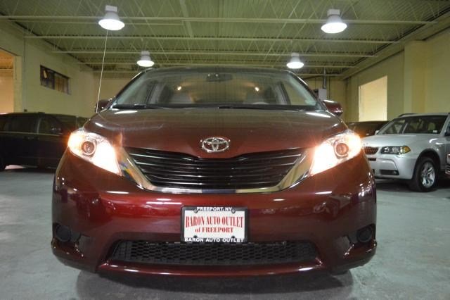Toyota Sienna 2012 photo 3
