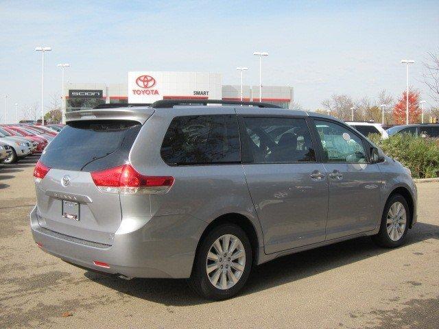 Toyota Sienna 2012 photo 1