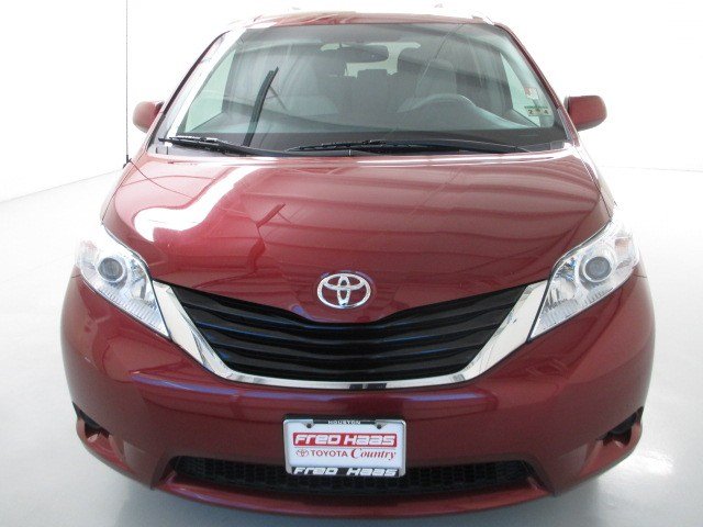 Toyota Sienna 2012 photo 2