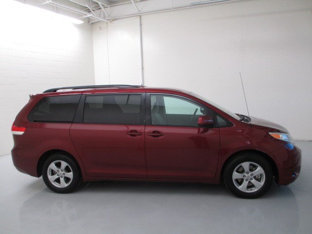 Toyota Sienna 2012 photo 3