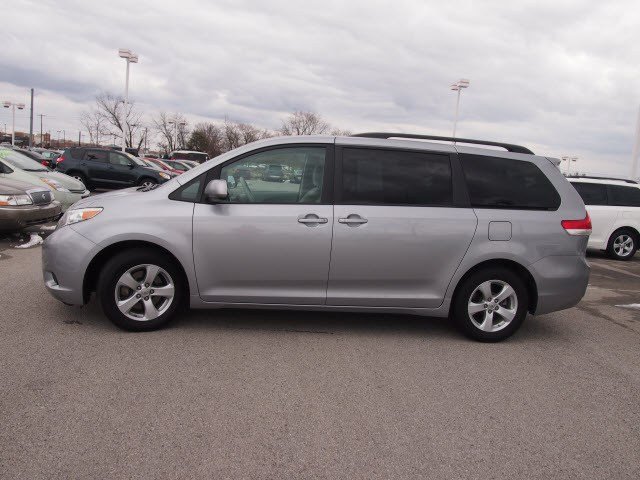 Toyota Sienna 2012 photo 1