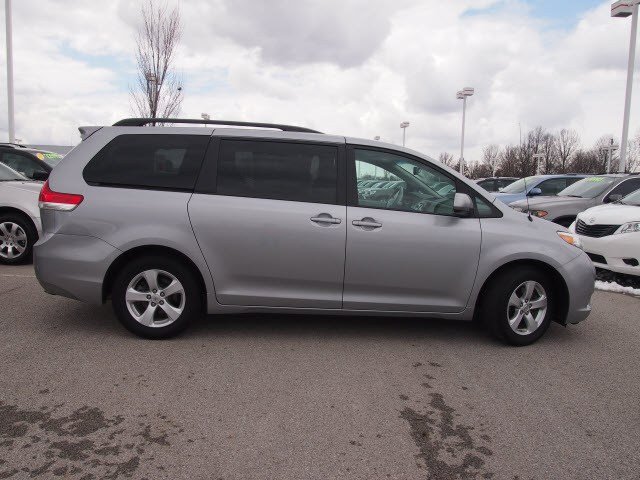 Toyota Sienna 2012 photo 2