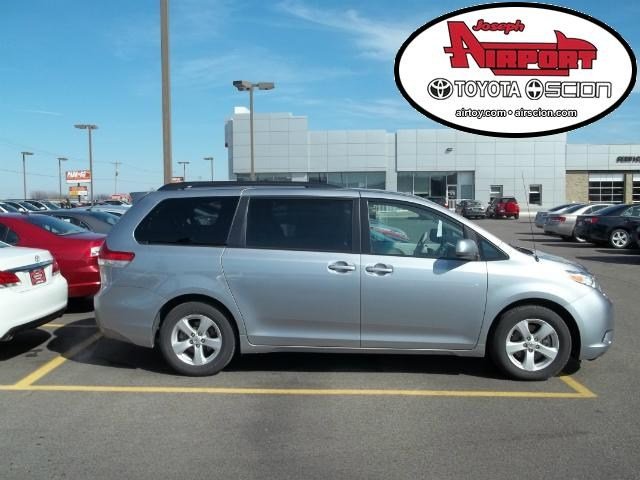 Toyota Sienna 2012 photo 1