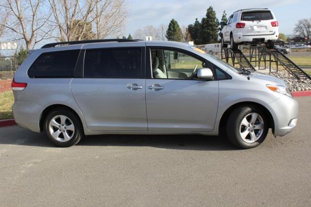 Toyota Sienna 2012 photo 1