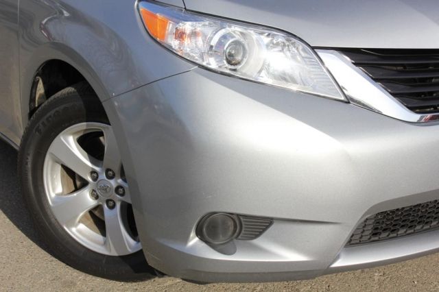 Toyota Sienna 2012 photo 3