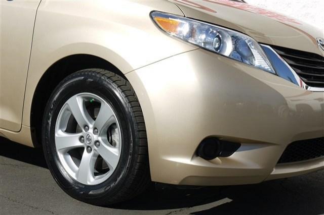 Toyota Sienna 2012 photo 1