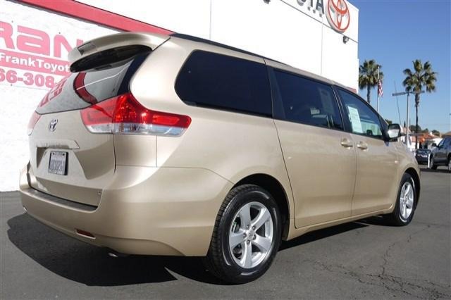 Toyota Sienna 2012 photo 3