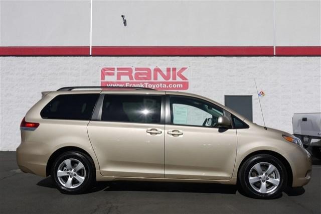 Toyota Sienna 2012 photo 4