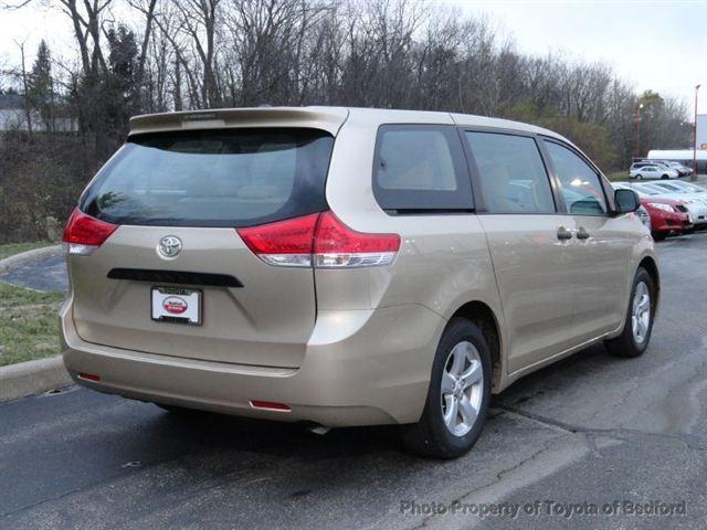 Toyota Sienna 2012 photo 2