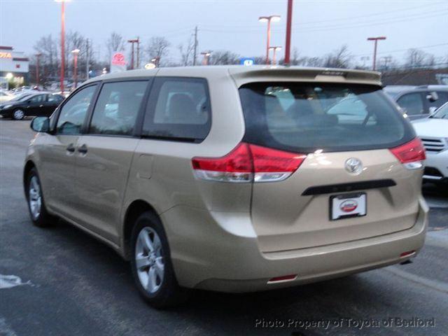 Toyota Sienna 2012 photo 3
