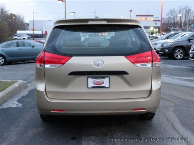 Toyota Sienna 2012 photo 4