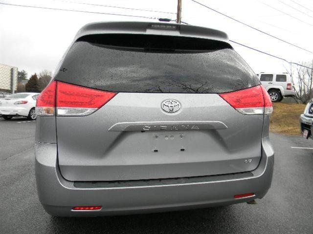 Toyota Sienna 2012 photo 1