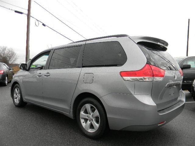Toyota Sienna 2012 photo 2