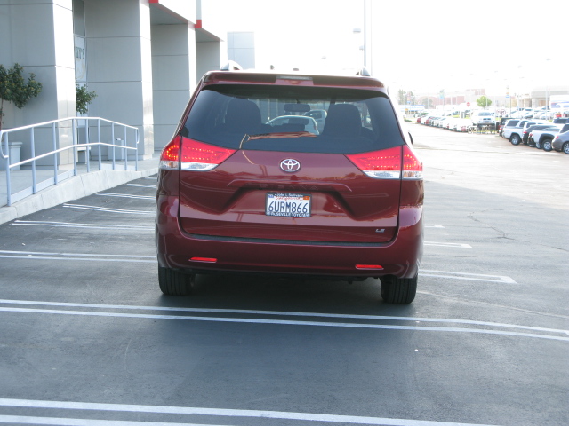 Toyota Sienna 2012 photo 2