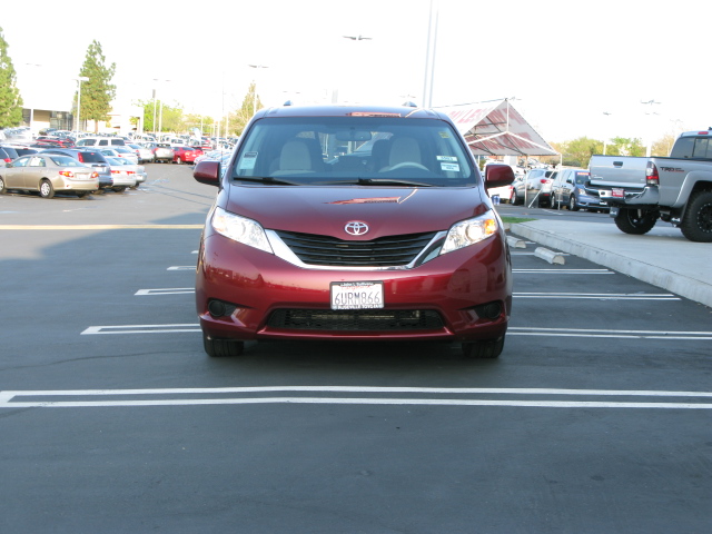 Toyota Sienna 2012 photo 3