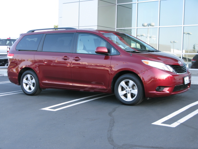 Toyota Sienna 2012 photo 4