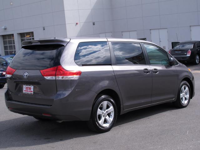 Toyota Sienna 2012 photo 1