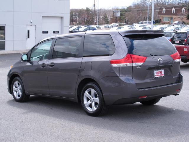 Toyota Sienna 2012 photo 2