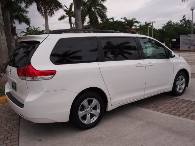 Toyota Sienna 2012 photo 1
