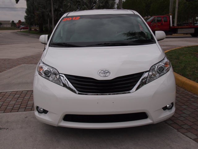 Toyota Sienna 2012 photo 3