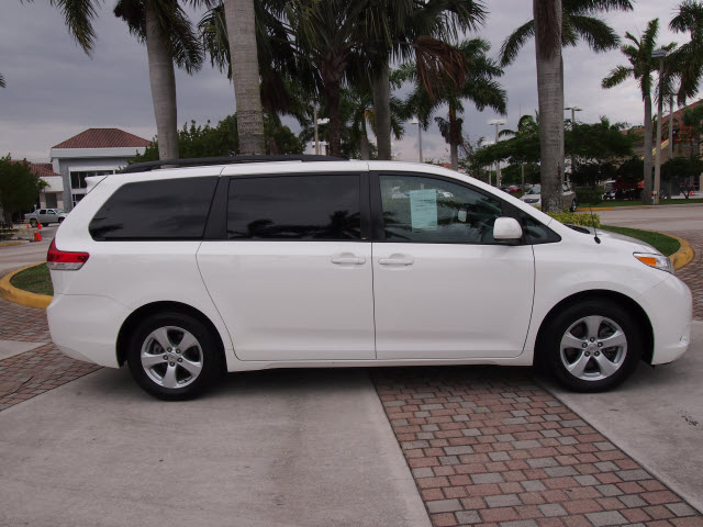 Toyota Sienna 2012 photo 5