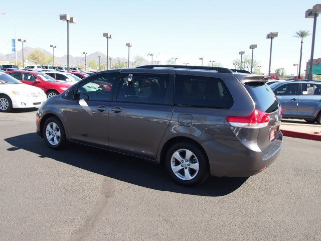 Toyota Sienna 2012 photo 2