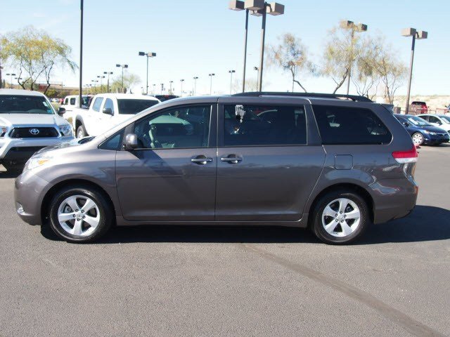 Toyota Sienna 2012 photo 3
