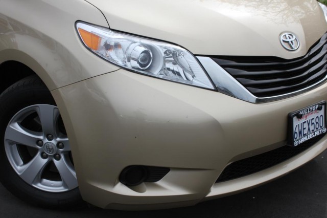 Toyota Sienna 2012 photo 3