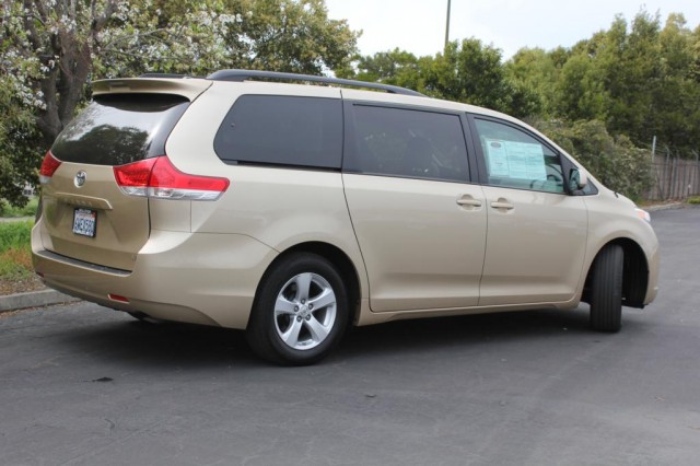 Toyota Sienna 2012 photo 4