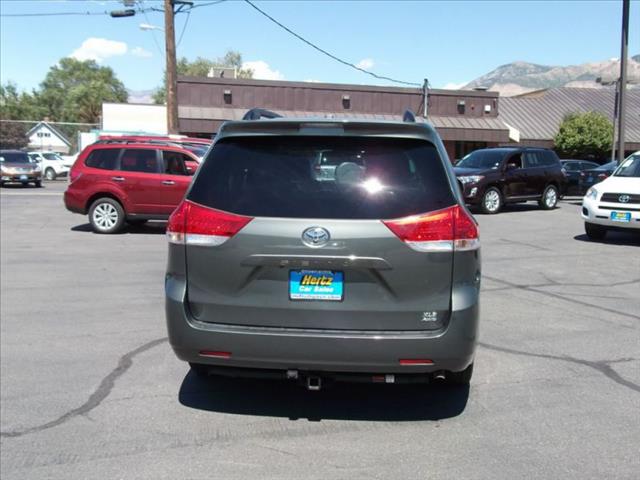 Toyota Sienna 2012 photo 1
