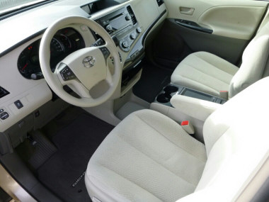 Toyota Sienna 2012 photo 2
