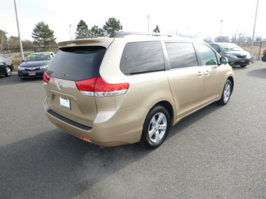 Toyota Sienna 2012 photo 3