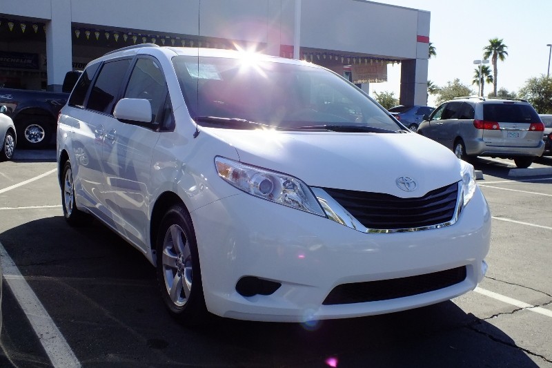 Toyota Sienna 2012 photo 2